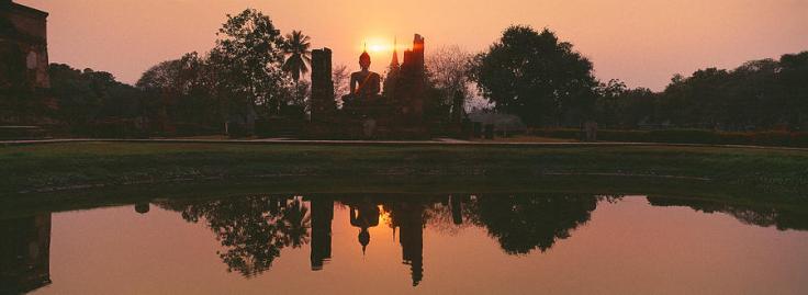 reflection-of-buddha-statue-on-water-panoramic-images